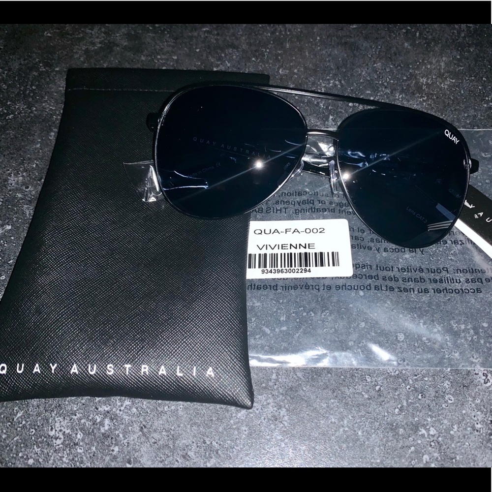 Quay Vivienne Sunglasses in Black/Smoke